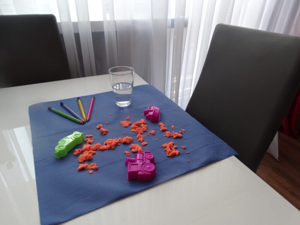 Podkłady na stół i podłogę dla dzieci do malowania i zabaw sensorycznych.