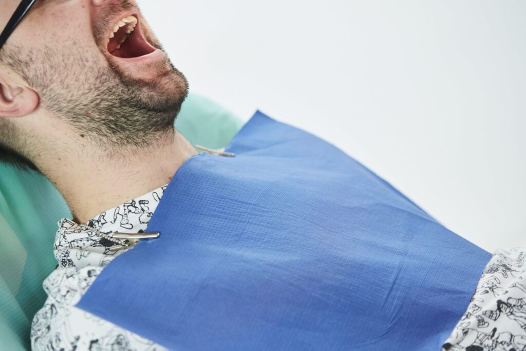 Jednorazowe śliniaki ochronne i stomatologiczne – Ranking rozwiązań dla nowoczesnego gabinetu 1 Artykuły dla stomatologii. Śliniaki dentystyczne.
