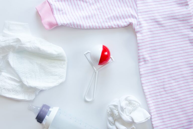 5 artykułów niezbędnych w wyprawce dla noworodka.